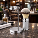 The Shaving Co. SILVER BRUSH AND STAND (Brocha de Aluminio y Base Metal)