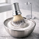 The Shaving Co. SILVER BRUSH AND STAND (Brocha de Aluminio y Base Metal)