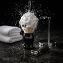 The Shaving Co. BLACK BRUSH AND STAND (Brocha Negra y Base Metal)