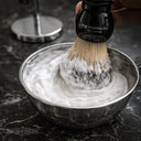The Shaving Co. BLACK BRUSH AND STAND (Brocha Negra y Base Metal)